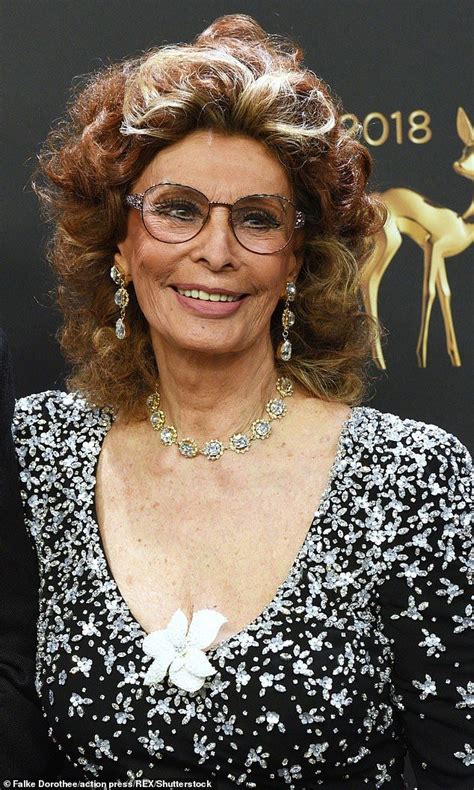 does sophia loren wear wigs.